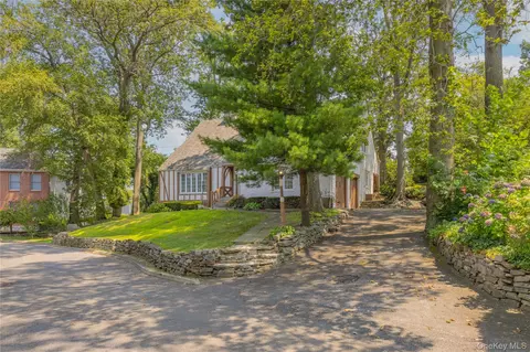 4 Bobolink Pl, Yonkers, NY 10701