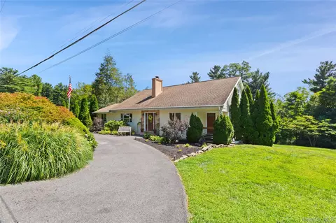 10 Chestnut Dr, Mahopac, NY 10541