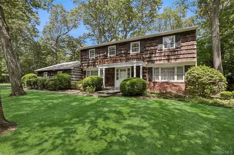 137 Darrow Ln, Greenlawn, NY 11740