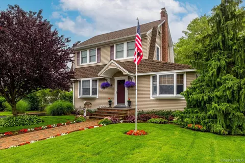 499 Windsor Pl, Oceanside, NY 11572