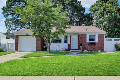 143 Willard Ave, Farmingdale, NY 11735