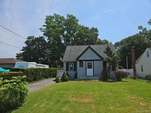 67 King St, Kings Park, NY 11754
