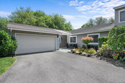 161 Boathouse Ln, Bay Shore, NY 11706