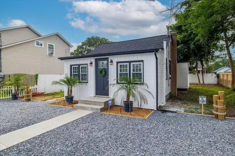 192 E Parkview Dr, Shirley, NY 11967