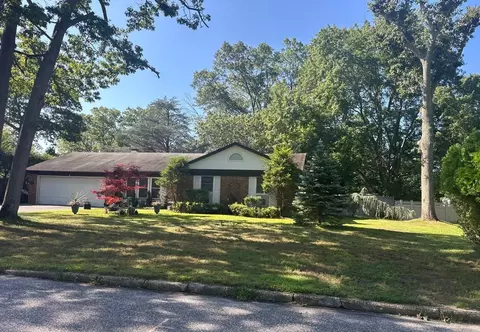 43 Summercress Ln, Coram, NY 11727