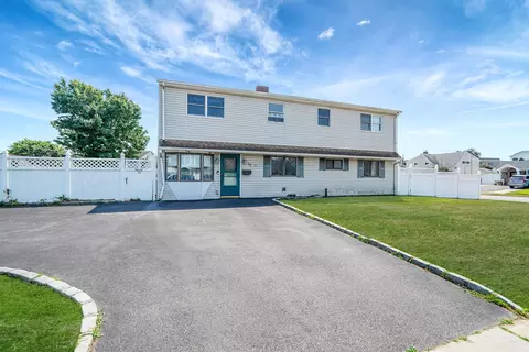 16 Winter Ln, Hicksville, NY 11801