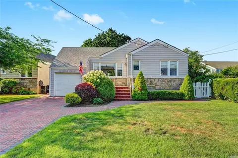 29 Noble St, Lynbrook, NY 11563