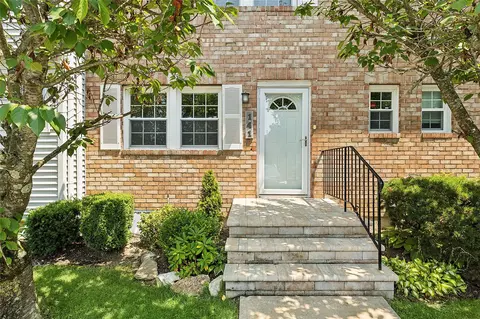 141 Woodlake Dr E, Woodbury, NY 11797
