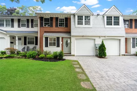 31 Santa Barbara Dr #31, Plainview, NY 11803