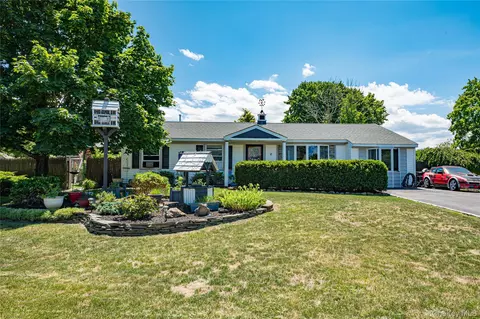 8 Woodbrook Dr #8, Ridge, NY 11961