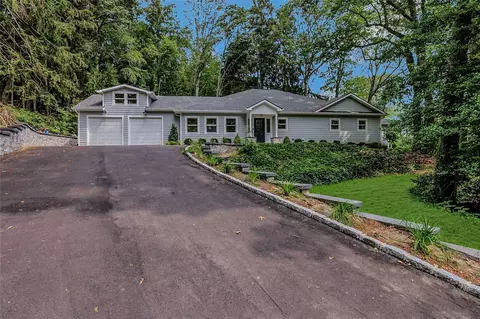 25 Spring Hollow Rd, Centerport, NY 11721