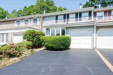 123 Terrace Ct, Woodbury, NY 11797