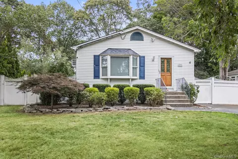 21 Fox Ln, Shoreham, NY 11786