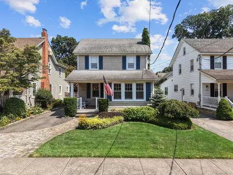 107 Pine St, Rockville Centre, NY 11570