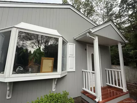 28 Apple Rd, Southampton, NY 11968
