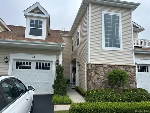 64 Greentree Ct, Shirley, NY 11967