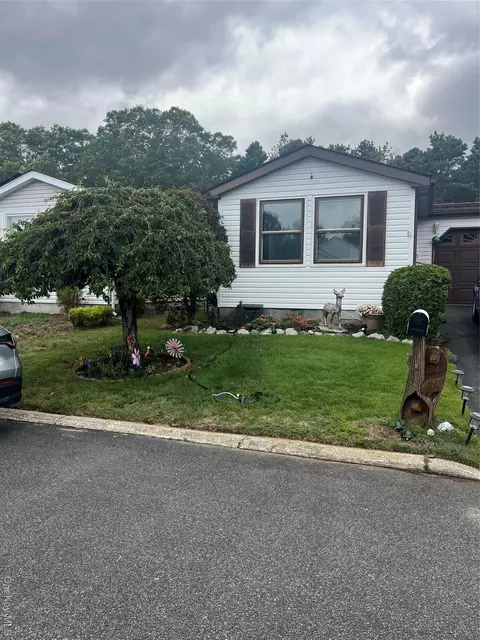 93 Village Cir W, Manorville, NY 11949