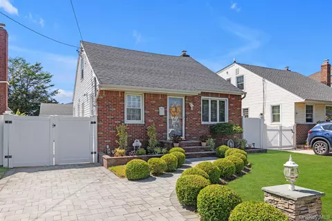36 Semton Blvd, Franklin Square, NY 11010