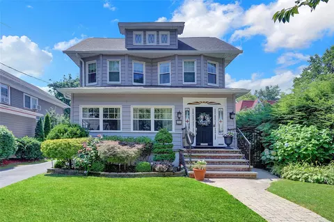 36 Amelia Ct, Staten Island, NY 10310