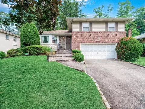 65 Stratford N, North Hempstead, NY 11577