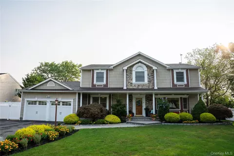 209 Blue Point Rd, Oakdale, NY 11769