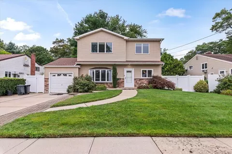 40 Woodland Ave, Farmingdale, NY 11735