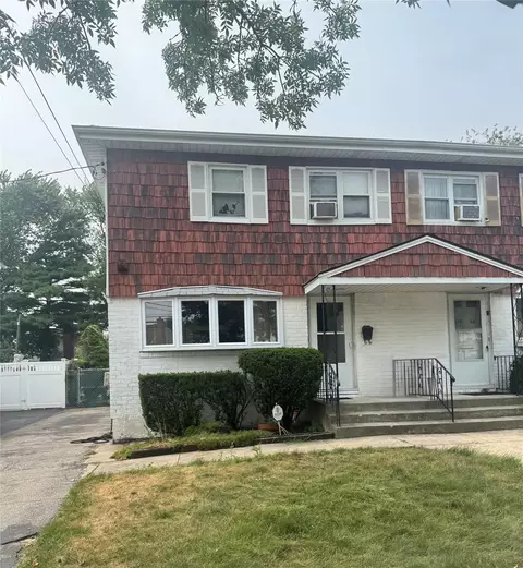 14718 257th St, New York, NY 11422