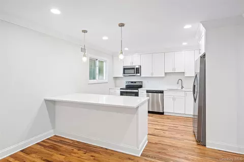76 Teddy Ct, Ronkonkoma, NY 11779