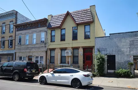586 Onderdonk Ave, Ridgewood, NY 11385