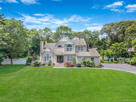 33 Eva Ln, Farmingville, NY 11738