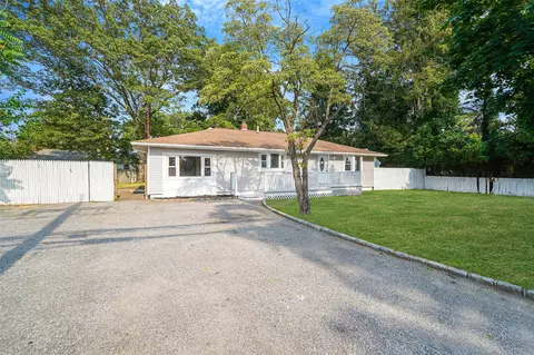 67 Saxon Ave, Bay Shore, NY 11706