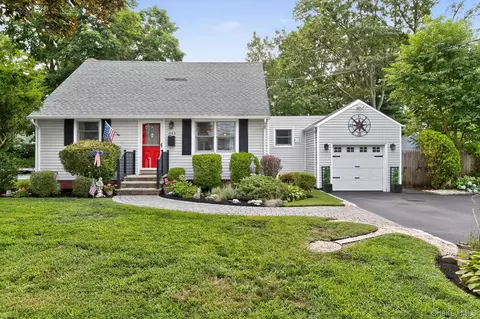 849 Udall Rd, West Islip, NY 11795