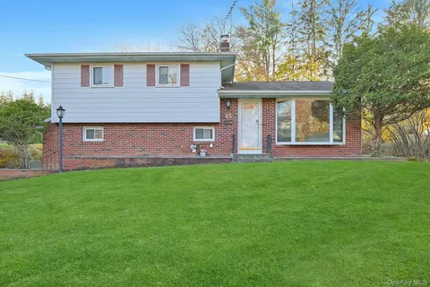 15 Kenwood Ln, Clarkstown, NY 10956