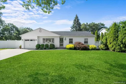 834 Peconic St, Ronkonkoma, NY 11779