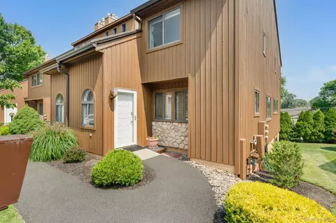 901 Scenic Ln, Poughkeepsie, NY 12603