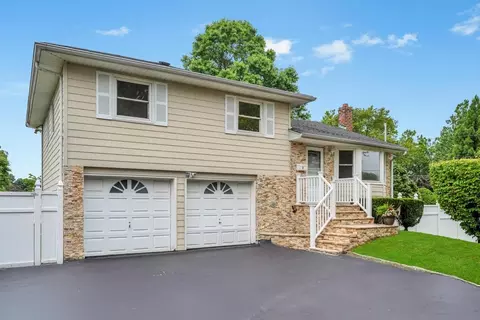 1 Pasture Ct, Commack, NY 11725