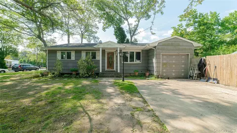 1120 Spur Dr S, Bay Shore, NY 11706