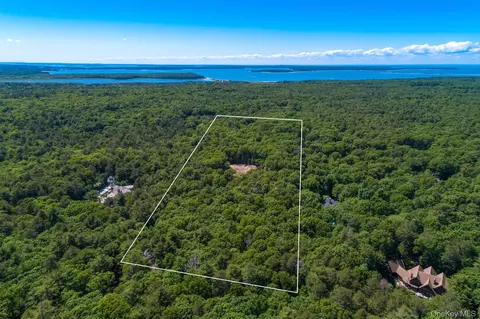 1593 Deerfield Rd, Southampton, NY 11976