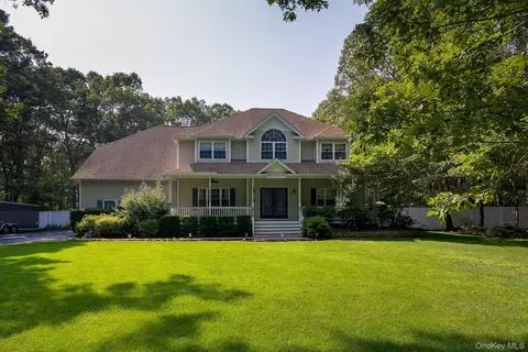 8 Davidson Dr, Manorville, NY 11949