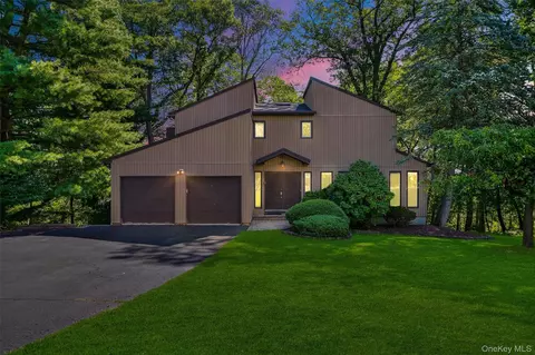 127 Bellows Ln, Clarkstown, NY 10956
