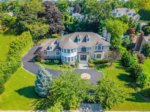 117 Crabapple Rd, North Hempstead, NY 11030