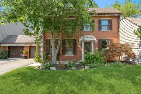 13 Admirals Dr E, Bay Shore, NY 11706