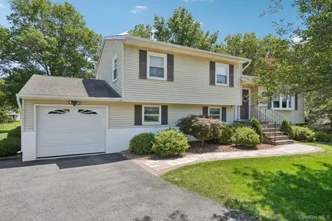 17 Hampshire Dr, Washingtonville, NY 10992