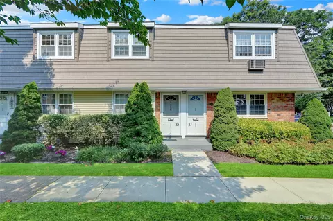 3232 Wilshire Ln #3232, Oakdale, NY 11769