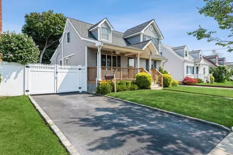 6 Arnold St, Hicksville, NY 11801