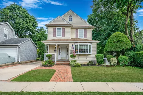 125 Shields Ave, North Hempstead, NY 11596