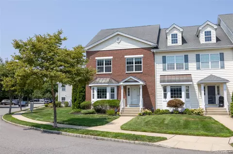 158 Brattle Cir, Melville, NY 11747