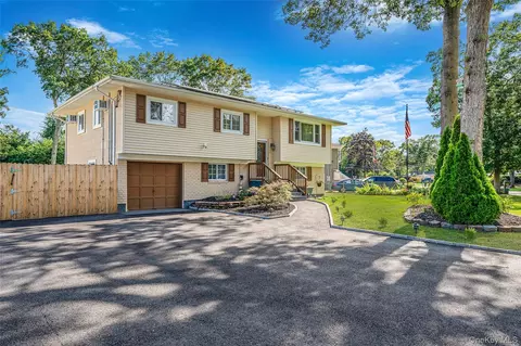 2 Alan St, Holbrook, NY 11741