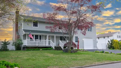 4 Young Rd, Coram, NY 11727