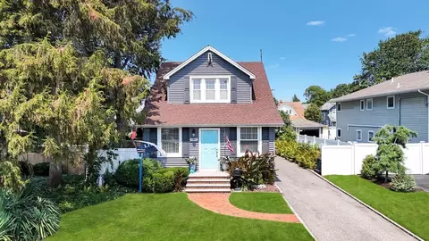 3861 Hickory St, Seaford, NY 11783